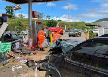 Carro desgovernado sai da pista na BR-381, invade posto e deixa nove feridos; frentista está em estado grave