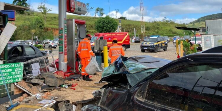 Carro desgovernado sai da pista na BR-381, invade posto e deixa nove feridos; frentista está em estado grave