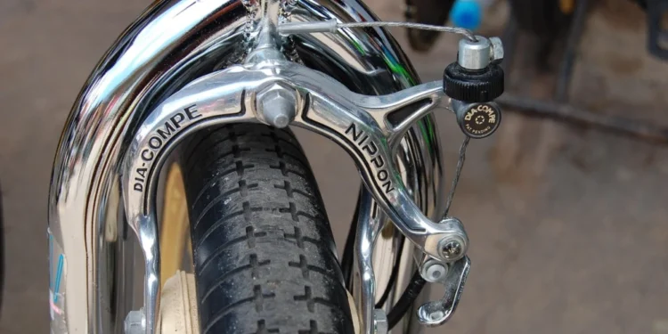 Febre entre adolescentes, rolezinho de bike deixa menino de 12 anos com ferimentos graves