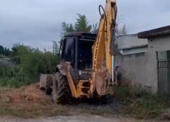 Após denúncia chegar ao Informe Notícias, rua é limpa na Vila Padre Remaclo