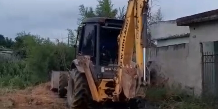 Após denúncia chegar ao Informe Notícias, rua é limpa na Vila Padre Remaclo