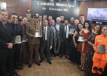 Câmara de Formiga aprova projetos e entrega Prêmio Boina de Ouro