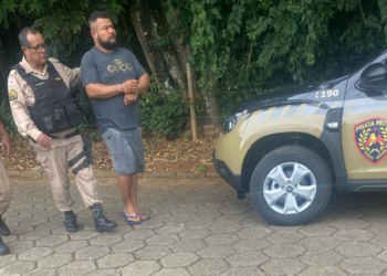 Homem é preso após agredir companheira com golpes de tijolo na cabeça em Silvianópolis