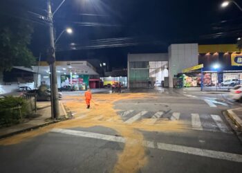 Bombeiros eliminam risco de derrapagem na avenida Abílio Machado