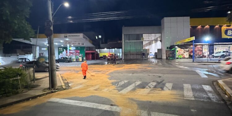 Bombeiros eliminam risco de derrapagem na avenida Abílio Machado