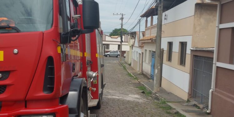 Curto-circuito causa incêndio em poste no bairro Quarteis, em Formiga