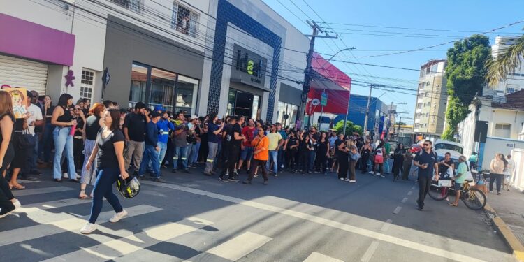 Servidores públicos de Formiga se manifestam em frente à Prefeitura