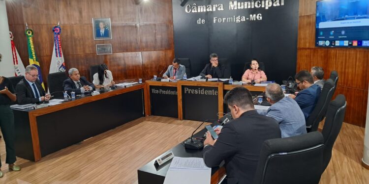 Reunião da Câmara Municipal de Formiga aprova emendas e projetos relevantes para o município