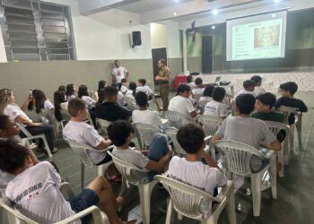 Palestra com sargento Daniel envolve adolescentes do EAC São Geraldo em debate sobre drogas