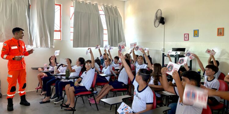 CBMMG de Formiga promove ação educativa para crianças com o projeto ‘Bombeiro nas Escolas’