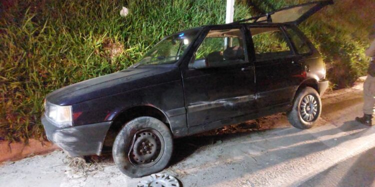 Formiga: homem alcoolizado causa acidente e é preso por desacato e injúria racial