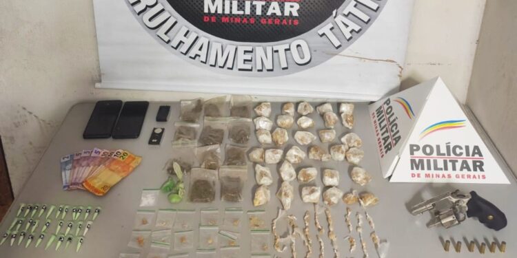 Homem é preso e menor apreendido suspeitos de tráfico de drogas, em Formiga