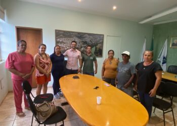 Emater e Prefeitura de Córrego Fundo se reúnem com associação para alinhamento no projeto Praça Viva