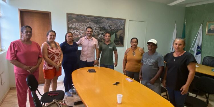 Emater e Prefeitura de Córrego Fundo se reúnem com associação para alinhamento no projeto Praça Viva