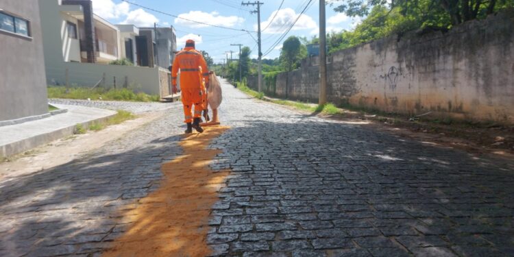 Bombeiros de Formiga eliminam risco de derrapagem no bairro São Luiz