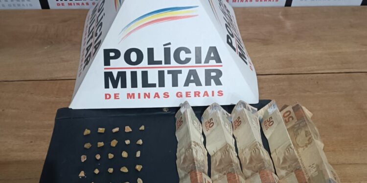 Dois suspeitos de tráfico de drogas e um usuário são presos em Bambuí