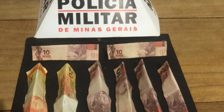 Mulher é presa após furtar dinheiro em residência no bairro Lava-Pés, em Bambuí