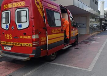Bombeiros atendem idosa com suspeita de AVC, em Formiga