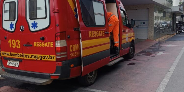 Bombeiros atendem idosa com suspeita de AVC, em Formiga