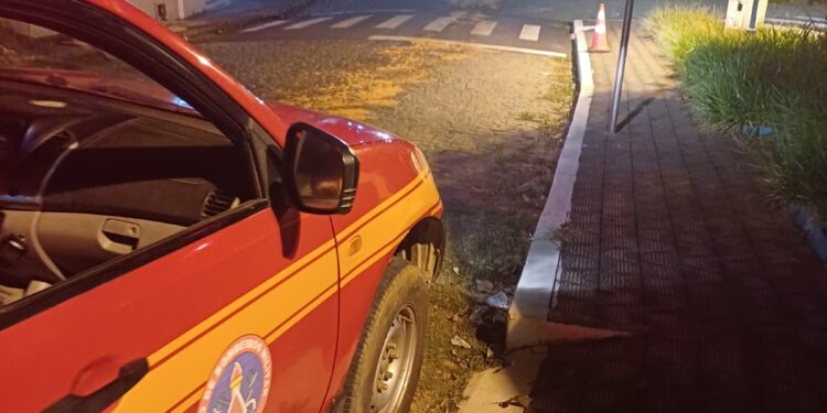 Bombeiros eliminam risco de derrapagem após vazamento de óleo em Formiga