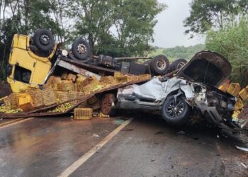 Acidente envolvendo caminhão e caminhonete deixa dois feridos na BR-354