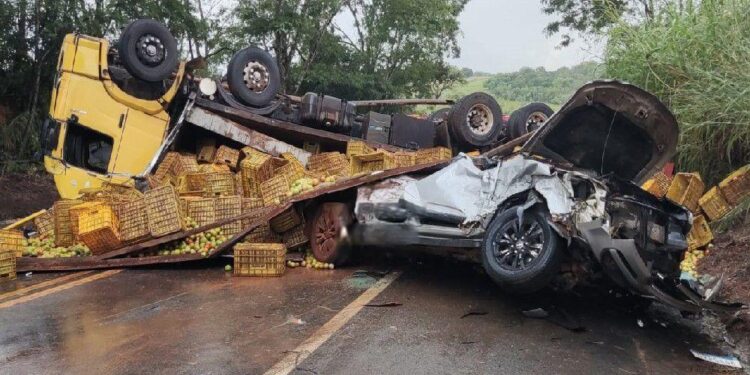 Acidente envolvendo caminhão e caminhonete deixa dois feridos na BR-354