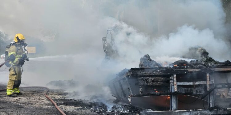 Incêndio em caminhão carregado com material reciclável bloqueia MG-050