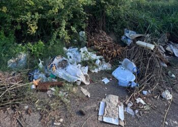 Moradores denunciam abandono no cruzamento da rua Professora Ísis Maria Pereira com rua Corina Soares Belo