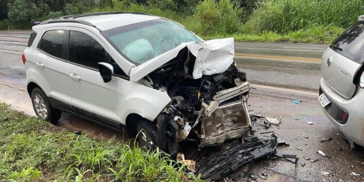 Mulher morre e outra fica ferida em batida entre dois carros BR-494, em Divinópolis