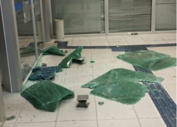 Veículo destrói porta de agência bancária e é incendiado na BR-354