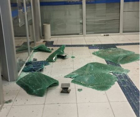 Veículo destrói porta de agência bancária e é incendiado na BR-354