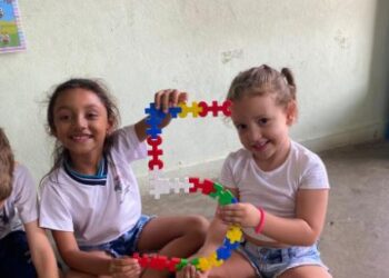 Alunos da turma CPII de Córrego Fundo exploram o número 5 com lego