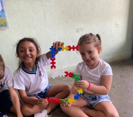 Alunos da turma CPII de Córrego Fundo exploram o número 5 com lego