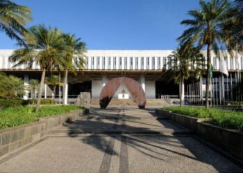 Reajuste salarial de professores proposto por Zema é aprovado em comissão na ALMG