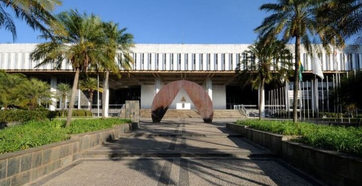 Reajuste salarial de professores proposto por Zema é aprovado em comissão na ALMG