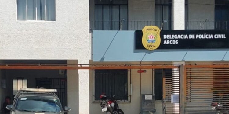 PCMG prende homem suspeito de agredir idosa em Arcos