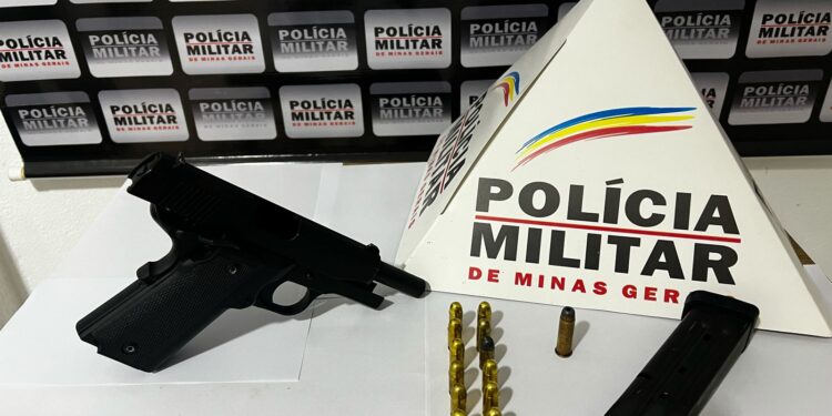 Jovem é preso por porte ilegal de arma e munições de uso restrito durante festa em Camacho