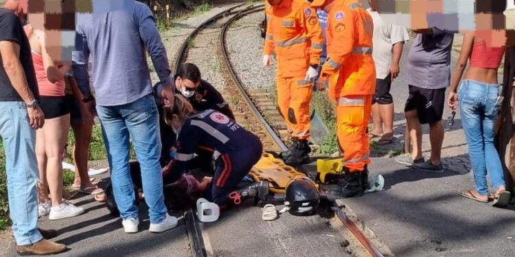 Colisão entre carro e scooter deixa duas adolescentes feridas no Centro de Formiga