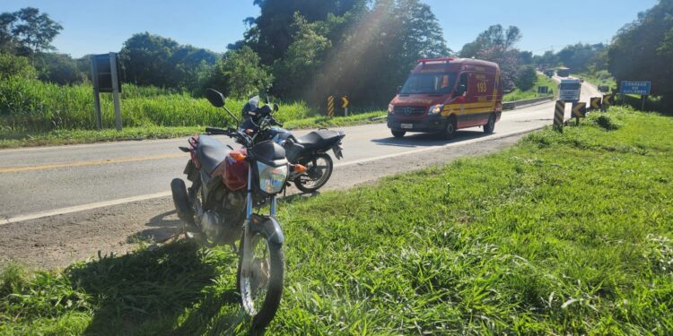 Duas pessoas ficam feridas em queda de motocicleta na MG-050, em Formiga