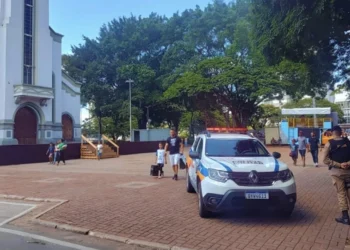 Homem joga pedras em igreja durante procissão da Semana Santa, em Itaúna