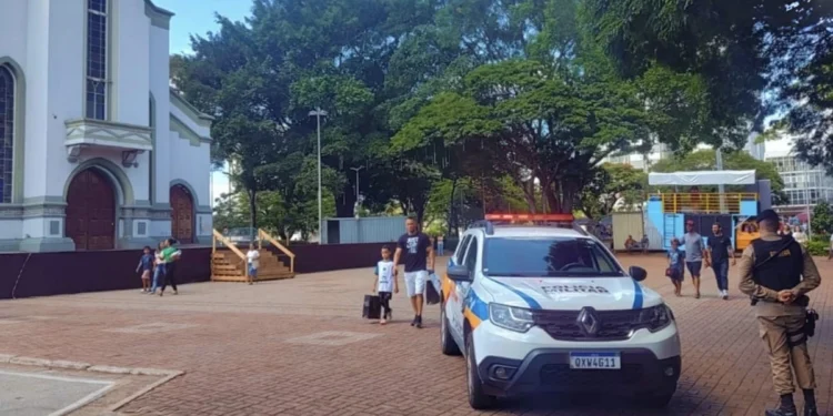 Homem joga pedras em igreja durante procissão da Semana Santa, em Itaúna