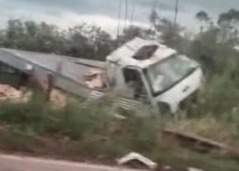 Acidente grave entre carros e caminhão deixa um morto e outros quatro feridos na BR-356, em Minas