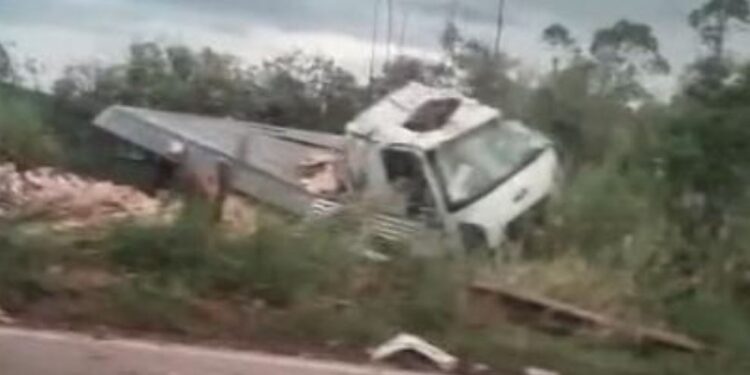 Acidente grave entre carros e caminhão deixa um morto e outros quatro feridos na BR-356, em Minas