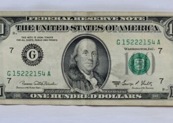 Dólar despenca e vai a R$ 5,60 após tarifaço de Trump; bolsa cai