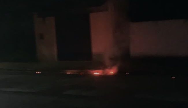 Fio energizado pega fogo e gera risco à segurança de moradores em Arcos