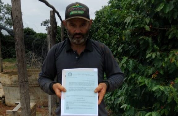 Agricultores familiares de Córrego Fundo recebem títulos de propriedade