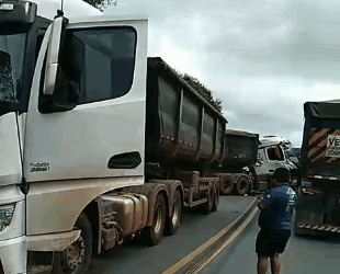 Bombeiros eliminam risco de derrapagem após acidente entre caminhões, em Formiga