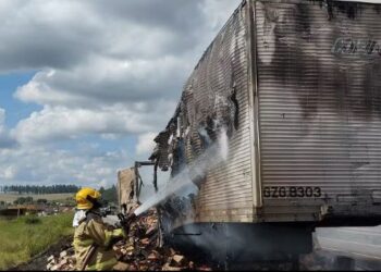 Carreta com mais de 20 toneladas de café pega fogo e interdita trecho da BR-381