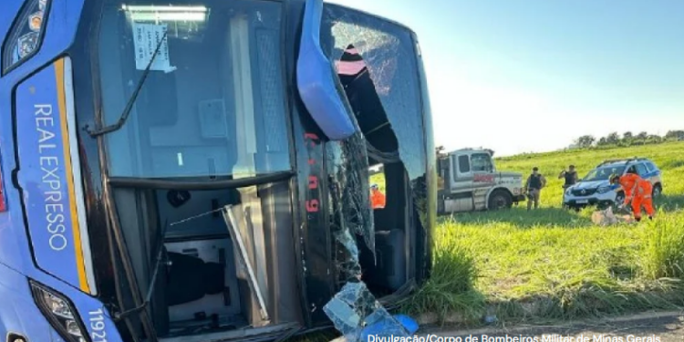 Polícia identifica 8 das 11 vítimas de acidente com ônibus em MG e detalha depoimento de motorista