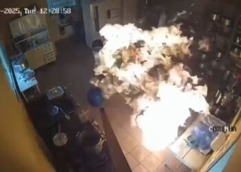 Botijão de gás pega fogo durante troca e causa susto em escola 